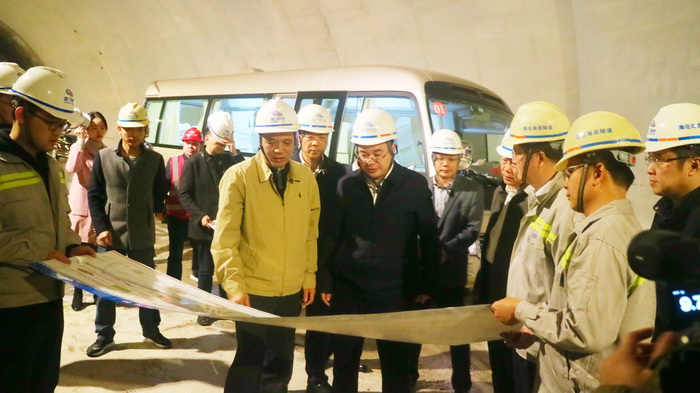 0121【工程公司】省委常委、市委書記胡昌升檢查海滄隧道安全生產(chǎn)工作-1_調(diào)整大小.jpg