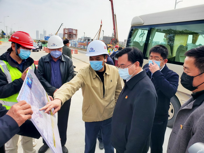 0212【工程公司】省委常委、市委書記胡昌升一行調(diào)研第二東通道工程復(fù)工、防疫工作_調(diào)整大小.jpg